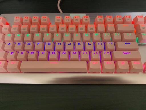 ピンクのメカニカルゲーミングキーボード