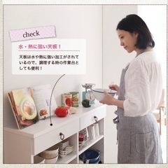 スリムなキッチン収納棚の画像