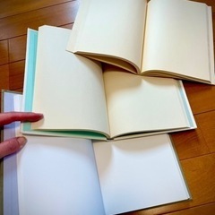 レポート用紙（2冊）無地ノート（3冊）、日記帳、三つ折りファイルの画像