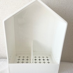 美品！お家型のバストイレ用品入れの画像