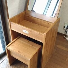 ドレッサーテーブル・チェアセット（木製、鏡付き、椅子あり）の画像