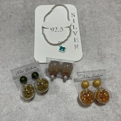 【取引中】ピアスとブレスレット未使用です