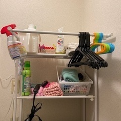 衣類もかけられる洗濯機ラックの画像