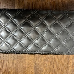 パリスヒルトンの長財布の画像