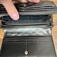 パリスヒルトンの長財布の画像