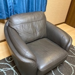至急！【差し上げます】　1人用ソファ　一階に下ろしました！の画像