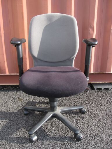 中古　事務所で使用していた椅子　座面・ひじ掛け高さ調節可能　ガレージやPC用に