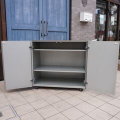 Cassina ixc.(カッシーナ イクスシー) のLOTUS(ロータス) 2ドアキャビネットです。モダンでスタイリッシュなデザインはリビングボードはもちろん書斎やオフィスのブックシェルフなどにも♪CL410の画像