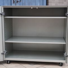 Cassina ixc.(カッシーナ イクスシー) のLOTUS(ロータス) 2ドアキャビネットです。モダンでスタイリッシュなデザインはリビングボードはもちろん書斎やオフィスのブックシェルフなどにも♪CL410の画像