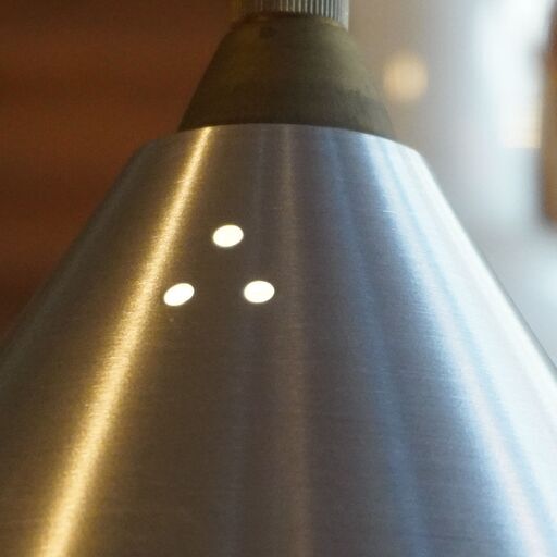 IDEE(イデー) BERG LAMP (ベルイランプ)です。スウェーデン語で「山脈」の意味を持つスタイリッシュなペンダントライト。シ