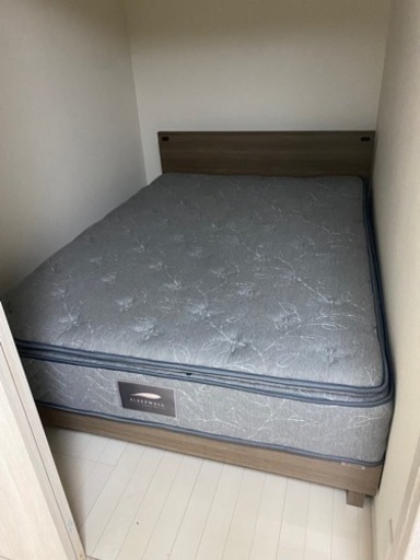 ダブルベッド　フレーム付