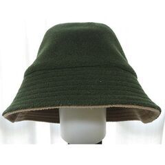 ■ベージュと暗緑色リバーシブル帽子の画像