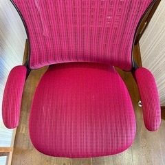 メッシュチェア 肘付き キャスター付き ワインレッドの画像