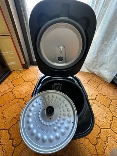 アイリスオーヤマ炊飯器5.5合炊き　値下げ中(ほぼ新品、箱、計量カップ、しゃもじ付き)