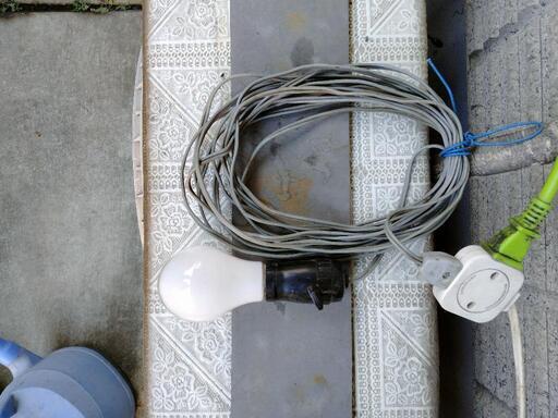 電球2　移動照明　室内灯　日曜大工　建築工事　仮設工事　電灯