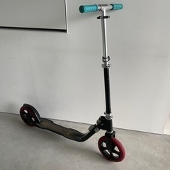 進行中　キックボード　赤　黒