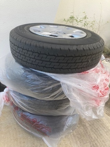 ハイエース　タイヤ　ホイール