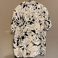 【激安】H&M リラックスフィット パターンリゾートシャツの画像