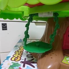 こえだちゃんと木のおうちの画像