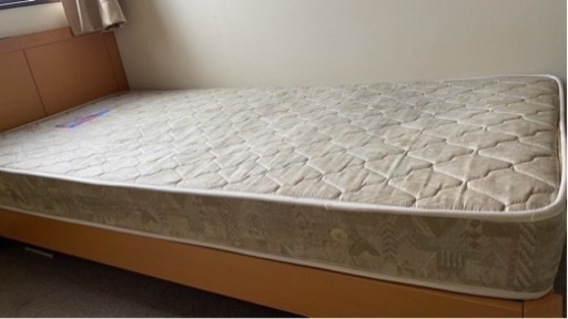 シンプルベッド、マットレス付き