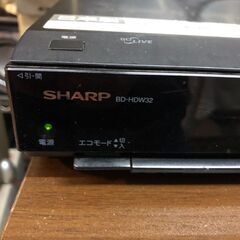 HDD内蔵ブルーレイディスクレコーダー　2番組同時録画可能(W録)　HDMI接続可　シャープ　AQUOSブルーレイ　BD-HDW32(HDD容量は320GB)　リモコン付きの画像
