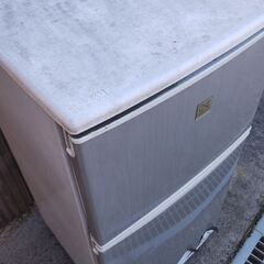 壊れた冷蔵庫　汚いです。