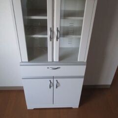 ガラスの開き戸　引き出し・開き戸　食器棚　キレイ