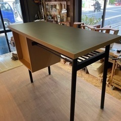 北欧風袖付きパソコンデスクの画像