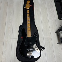 Squier by Fender エレキベース　+ gatorのケース