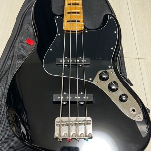 Squier by Fender エレキベース　+ gatorのケース