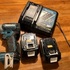 マキタ　インパクトドライバー18v/バッテリー×２/充電器