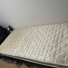 ベッドフレームとマットレスの画像