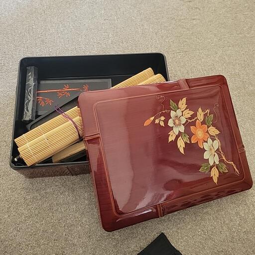 漆塗り？　綺麗な箱