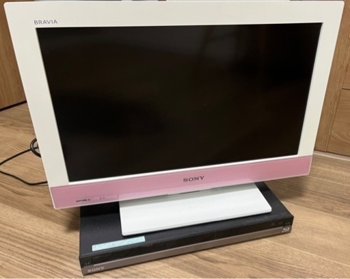 テレビとブルーレイセット（リモコン等付属品付き）