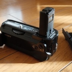 Sony NP-FW50 バッテリー(x4), チャージャー (x2), 縦向きグリップ, レンズコンバータ (EF→Eマウント)の画像