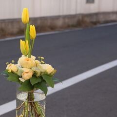 チューリップとラナン　心躍る春色ブーケの画像