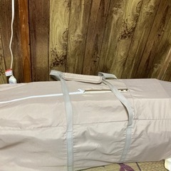 折りたたみ式ベビーベッドの画像