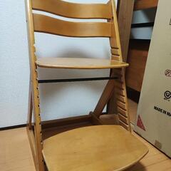 子供用の椅子　高さ調節可能の画像