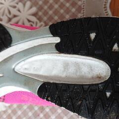 adidasのスニーカーの画像
