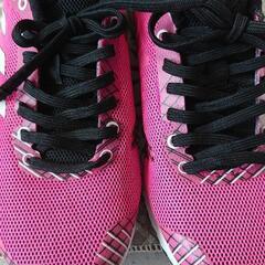 adidasのスニーカーの画像