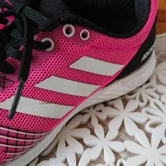 adidasのスニーカーの画像