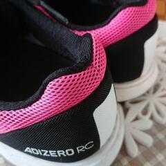 adidasのスニーカーの画像