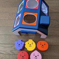知育玩具「かたはめハウス」と「くだものパーツ」の画像