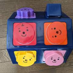 知育玩具「かたはめハウス」と「くだものパーツ」の画像