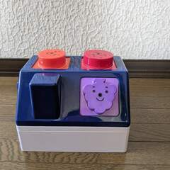 知育玩具「かたはめハウス」と「くだものパーツ」の画像