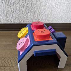 知育玩具「かたはめハウス」と「くだものパーツ」の画像