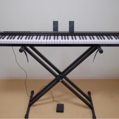 ポータブル電子ピアノ（88鍵盤）と電子ピアノスタンドの画像