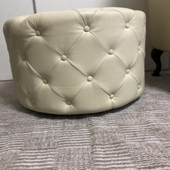 スツール　オットマン　アンティーク調　チェスターフィールド　白　総本革の画像