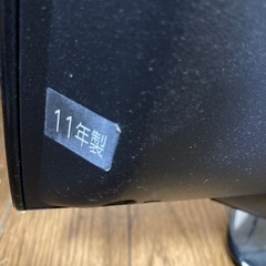 32インチテレビとテレビ台の画像