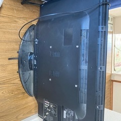 32インチテレビとテレビ台の画像